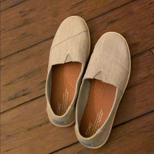 Size 8 women’s gray Toms slip on